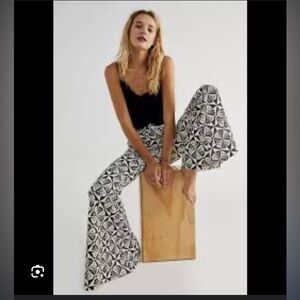 Like NEW FREE PEOPLE Float On Flare Jeans Black White Print US 25 (UK 4)